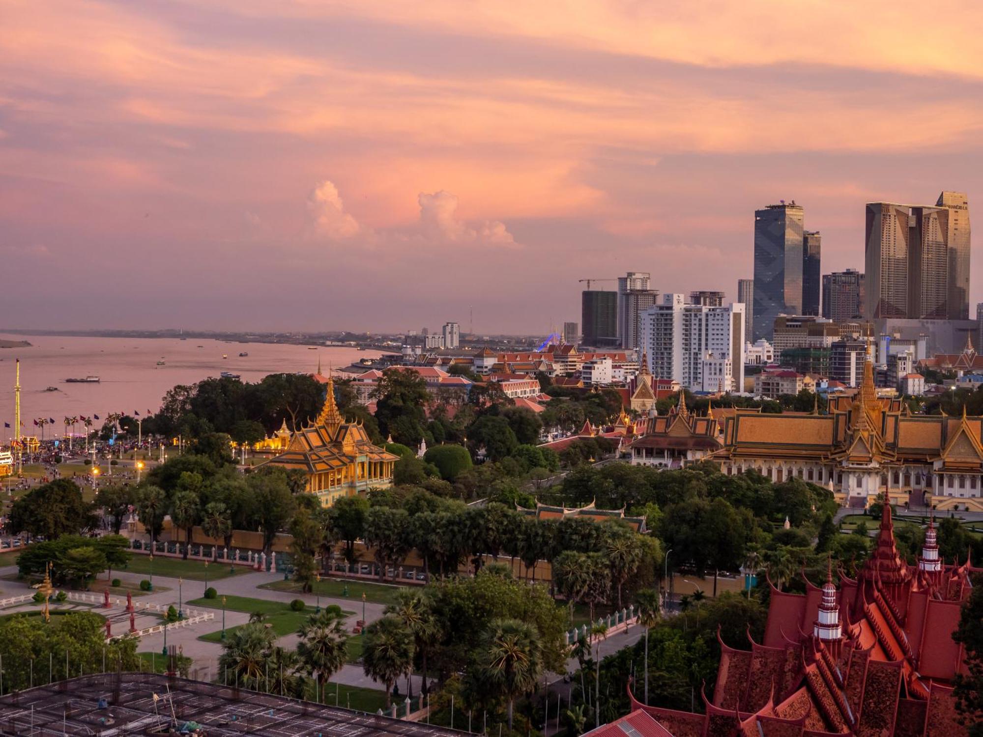 Hyatt Regency Phnom Penh Hotel Exterior photo